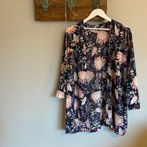 Super cute H&M light and open patterned blouse - Picture 2 of 4